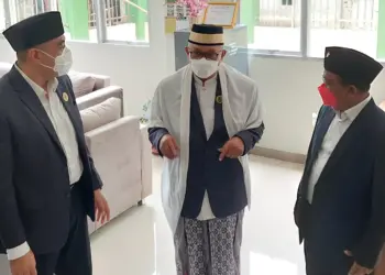 BERBINCANG: Ketua Majelis Ulama Indonesia (MUI) Kabupaten Tangerang, KH Ues Nawawi saat berbincang dengan Bupati Tangerang Zaki Iskandar dan Ketua DPRD Kabupaten Tangerang Kholid Ismail beberapa waktu lalu. (DOK/SATWLITNEWS)