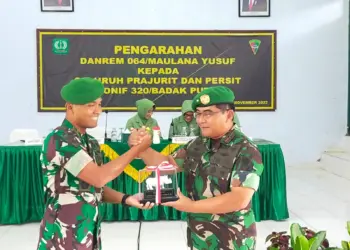 Danyon 320/Badak Putih Kabupaten Pandeglang, sedang memberikan cenderamata kepada Danrem 064/Maulana Yusuf, Brigjen TNI Tatang Subarna. (ISTIMEWA)