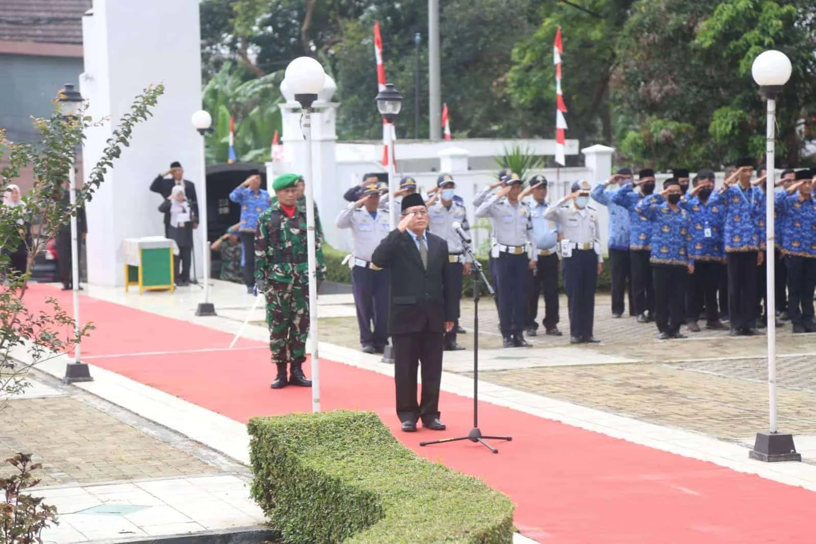 Para pihak di Kabupaten Pandeglang sedang melakukan upacara peringatan Hari Pahlawan Nasional di Taman Makam Pahlawan (TMP) Cihaseum, Kamis (10/11/2022). (ISTIMEWA)