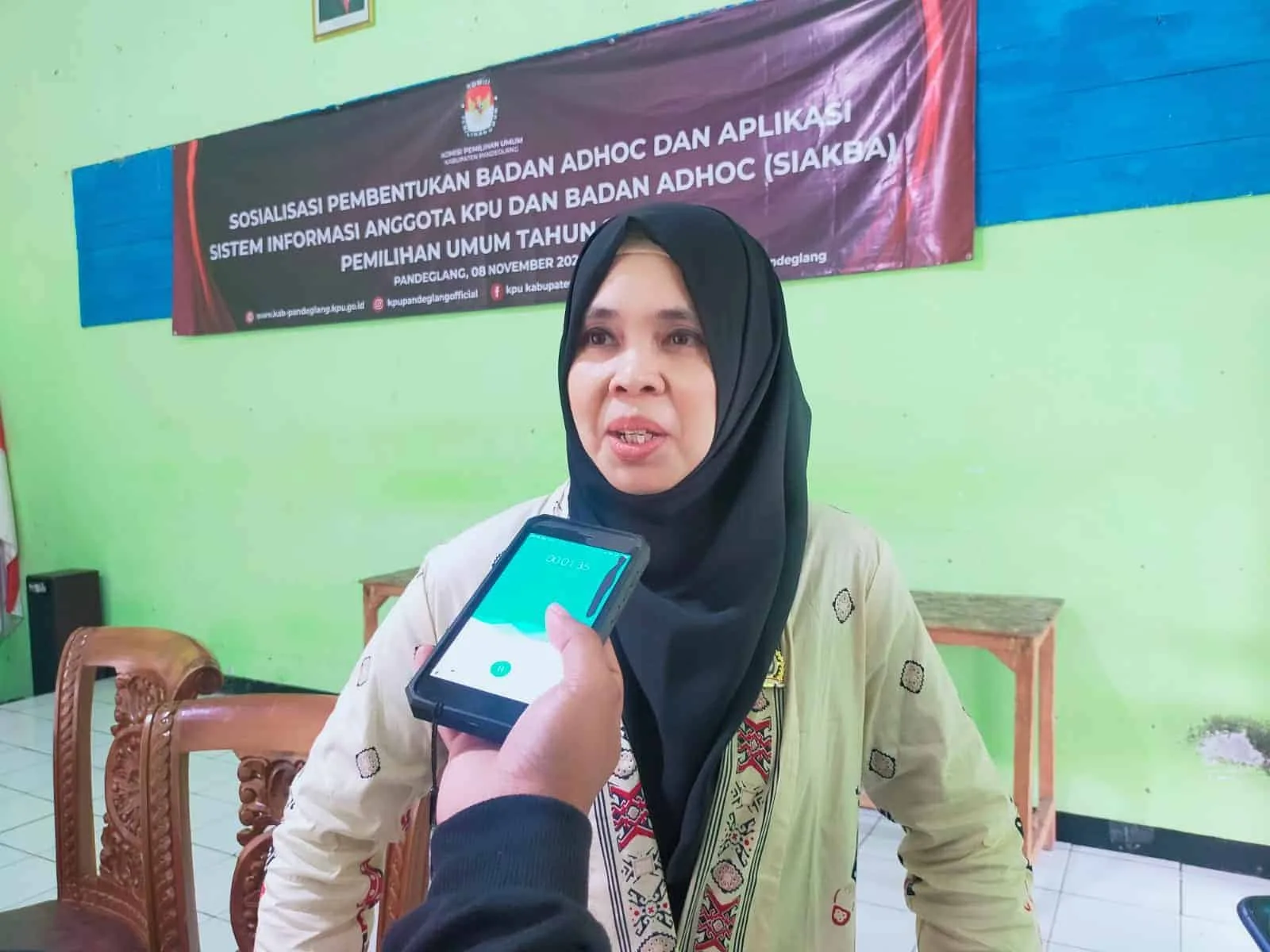 Ketua Divisi Sosialisasi, Pendidikan Pemilih, Partisipasi Masyarakat dan SDM KPU Kabupaten Pandeglang, Nunung Nurazizah, sedang di wawancara wartawan. (ISTIMEWA)