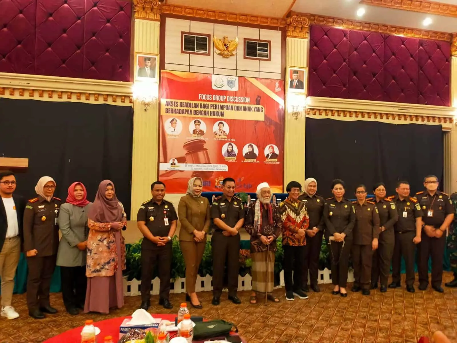 Usai acara FGD, pihak Kejaksaan foto besama Abuya KH Muhtadi dan Ka Seto, di Aula salah satu hotel di Pandeglang, Senin (14/11/2022). (ISTIMEWA)