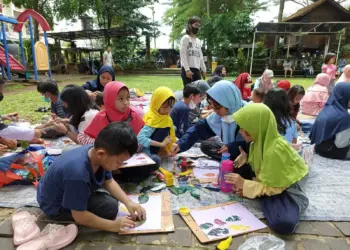 Puluhan Anak Menggambar Pakai Daun Bekas Di Kandank Jurank Doank