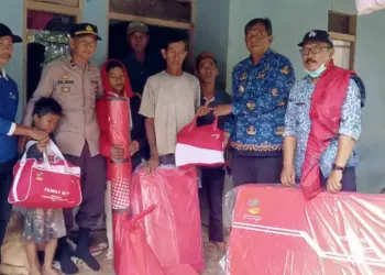 Muspika dan Relawan KSB Sukaresmi, memberikan bantuan kepada Sari, warga Kampung Tanjung Sari, RT 012 RW 003, Desa Pasirkadu, Kecamatan Sukaresmi, Kabupaten Pandeglang, yang merupakan korban kecelakaan beberapa waktu lalu. (ISTIMEWA)