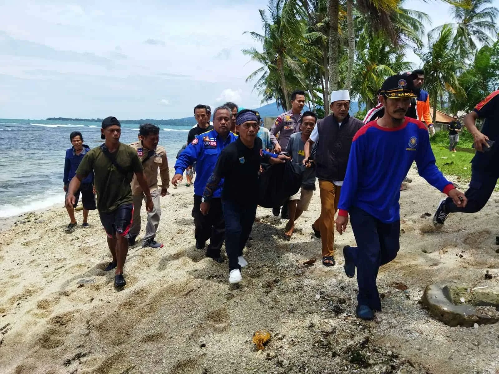 Tim SAR Gabungan, sedang mengevakuasi korban untuk dibawa ke Puskesmas Carita, Rabu (16/11/2022). (ISTIMEWA)