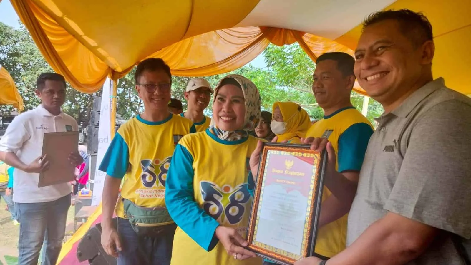 Bupati Serang Ratu Tatu Chasanah, memberikan penghargaan kepada tenaga kesehatan, saat memperingati HKN di Pantai Florida Indah, Cinangka. (ISTIMEWA)