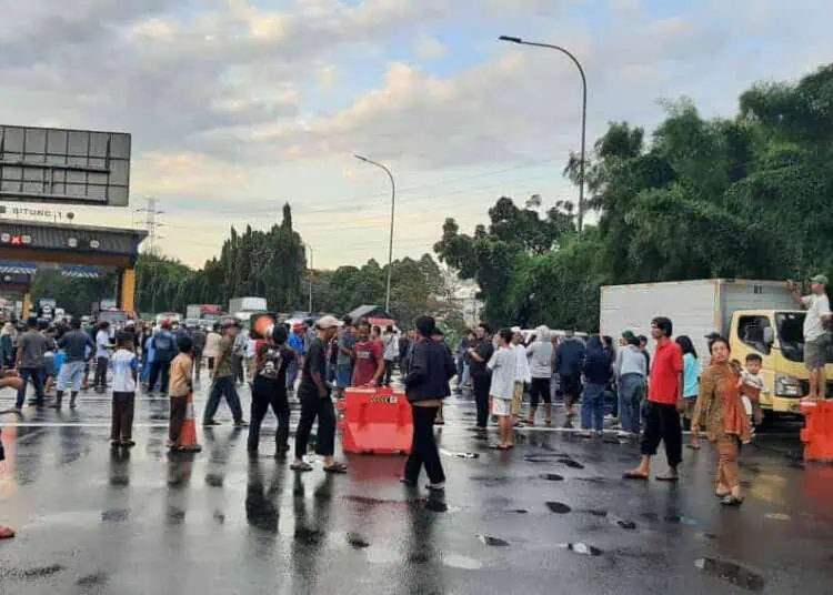 Gegara Kebanjiran Setelah Drainase Mengecil, Warga Blokir Akses Tol Bitung