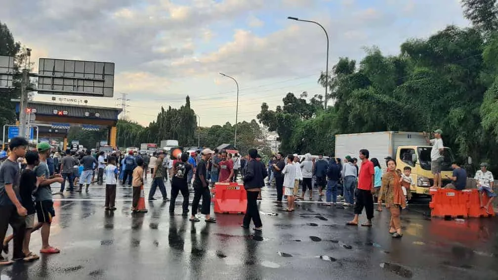 Gegara Kebanjiran Setelah Drainase Mengecil, Warga Blokir Akses Tol Bitung