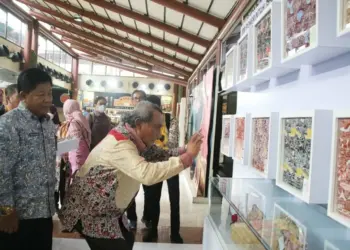 Wabup Serang Pandji Tirtayasa, melihat produk UMKM yang dipamerkan di Bandara Soeta. (ISTIMEWA)