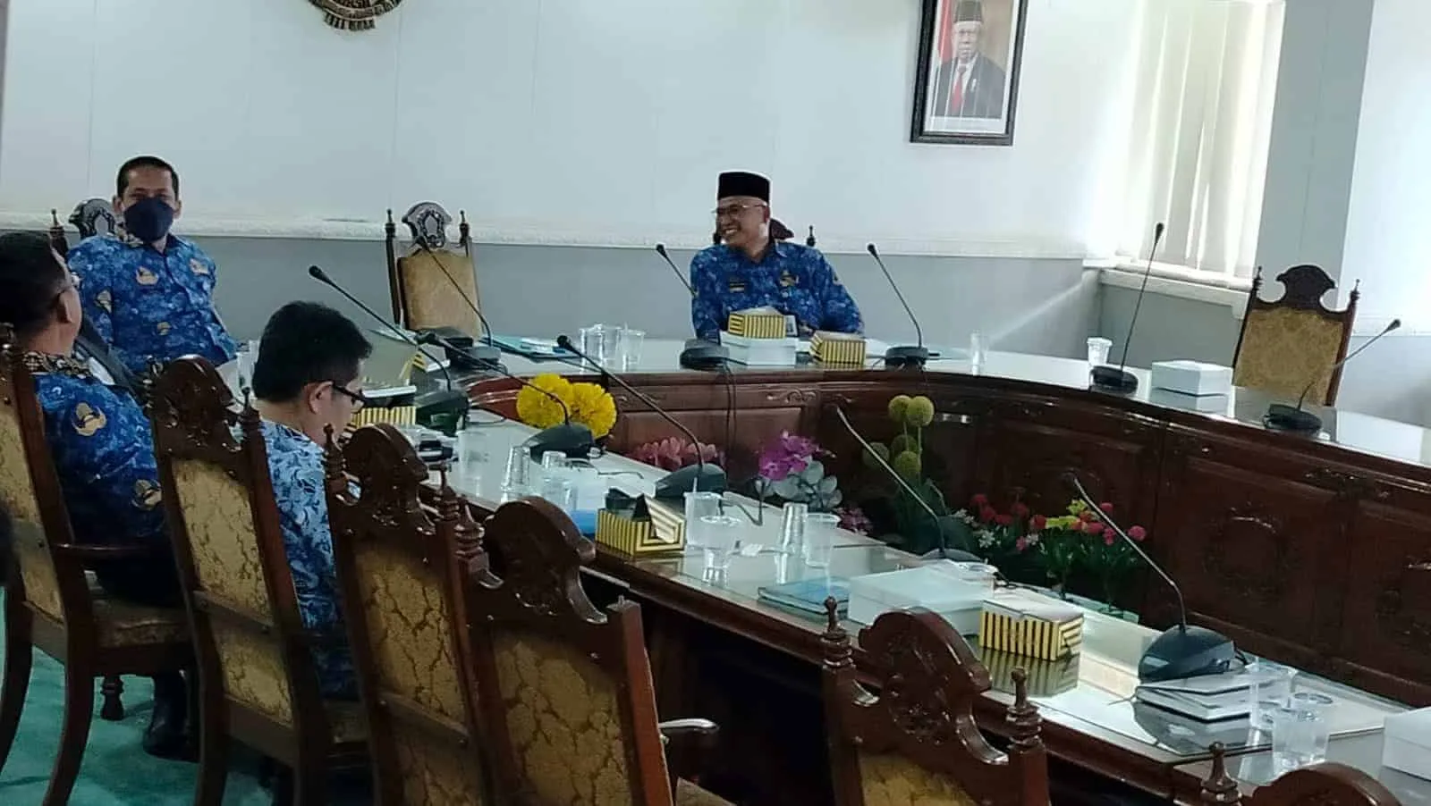 Sejumlah pejabat Disnakertrans Kabupaten Serang, tengah berbincang bincang disela sela pembahasan UMK 2023, Selasa (29/11/2022). (SIDIK/SATELITNEWS.COM)