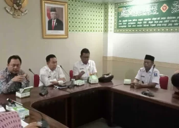 Asda 1 Pemkab Serang dan jajarannya, menggelar rapat koordinasi dengan pihak jalan Tol Serang - Panimbang, serta masyarakat terdampak tol, Rabu (30/12022). (SIDIK/SATELITNEWS.COM)