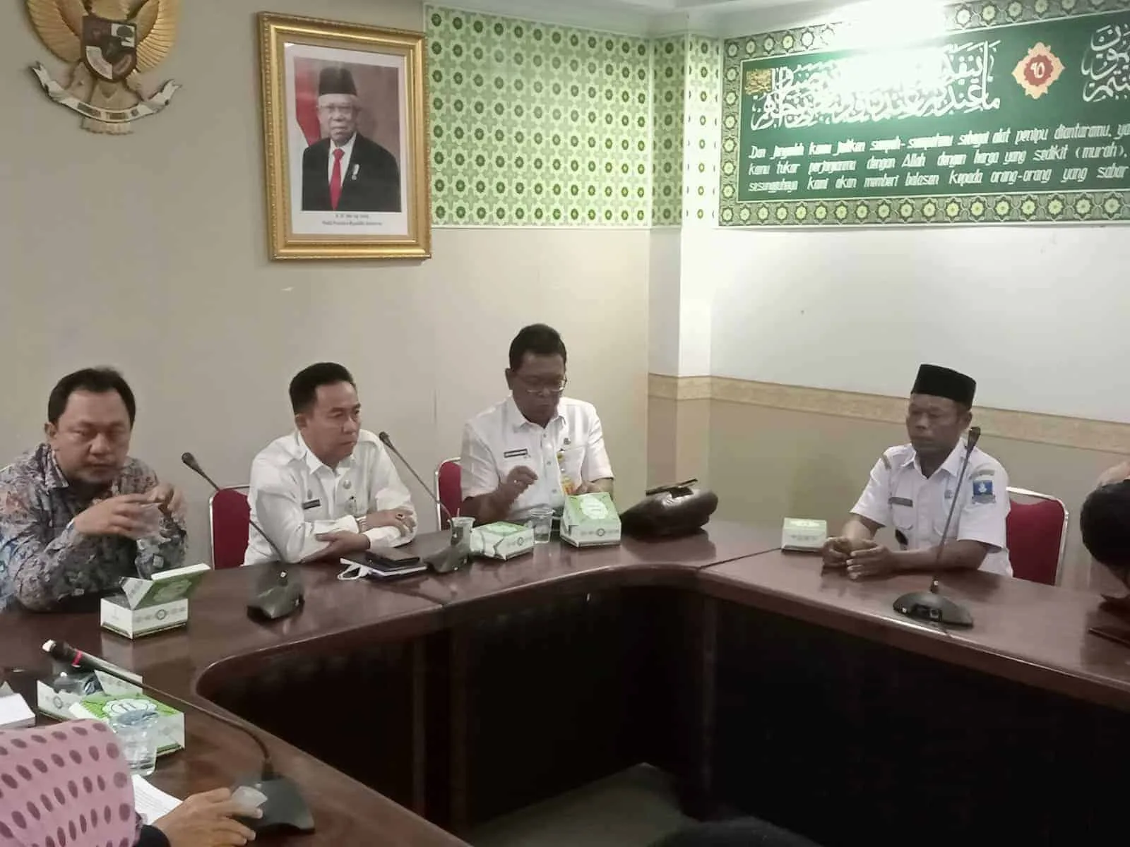 Asda 1 Pemkab Serang dan jajarannya, menggelar rapat koordinasi dengan pihak jalan Tol Serang - Panimbang, serta masyarakat terdampak tol, Rabu (30/12022). (SIDIK/SATELITNEWS.COM)