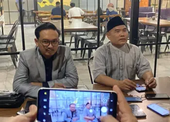 Dua pengacara oknum Anggota DPRD Pandeglang berinisial Y, sedang memberikan keterangan dalam jumpa pers, Jumat (25/11/2022). (NIPAL SUTIANA/SATEITNEWS.COM)