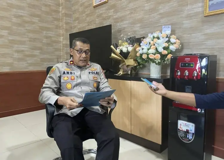 Waka Polres Pandeglang, Kompol Andi Suwandi, sedang menjelaskan kasus dugaan pencabulan yang menyeret oknum anggota DPRD Pandeglang, di ruang kerjanya, Selasa (22/11/2022). (NIPAL SUTIANA/SATELITNEWS.COM)