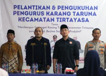 Andika Hazrumy menghadiri acara pelantikan pengurus KT Kecamatan Tirtayasa, Kabupaten Serang, Sabtu (12/11/2022), yang dihadiri pula oleh Ketua Karang Taruna Kabupaten Serang, Bahrul Ulum. (ISTIMEWA)