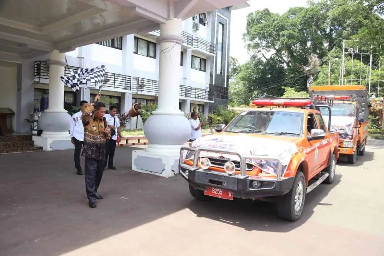 Wali Kota Serang, Syafruddin, lepas kendaraan pengangkut bantuan untuk korban gempa Cianjur, di halaman Puspemkot setempat, Rabu (23/11/2022). (LUTFI/SATELITNEWS.COM)