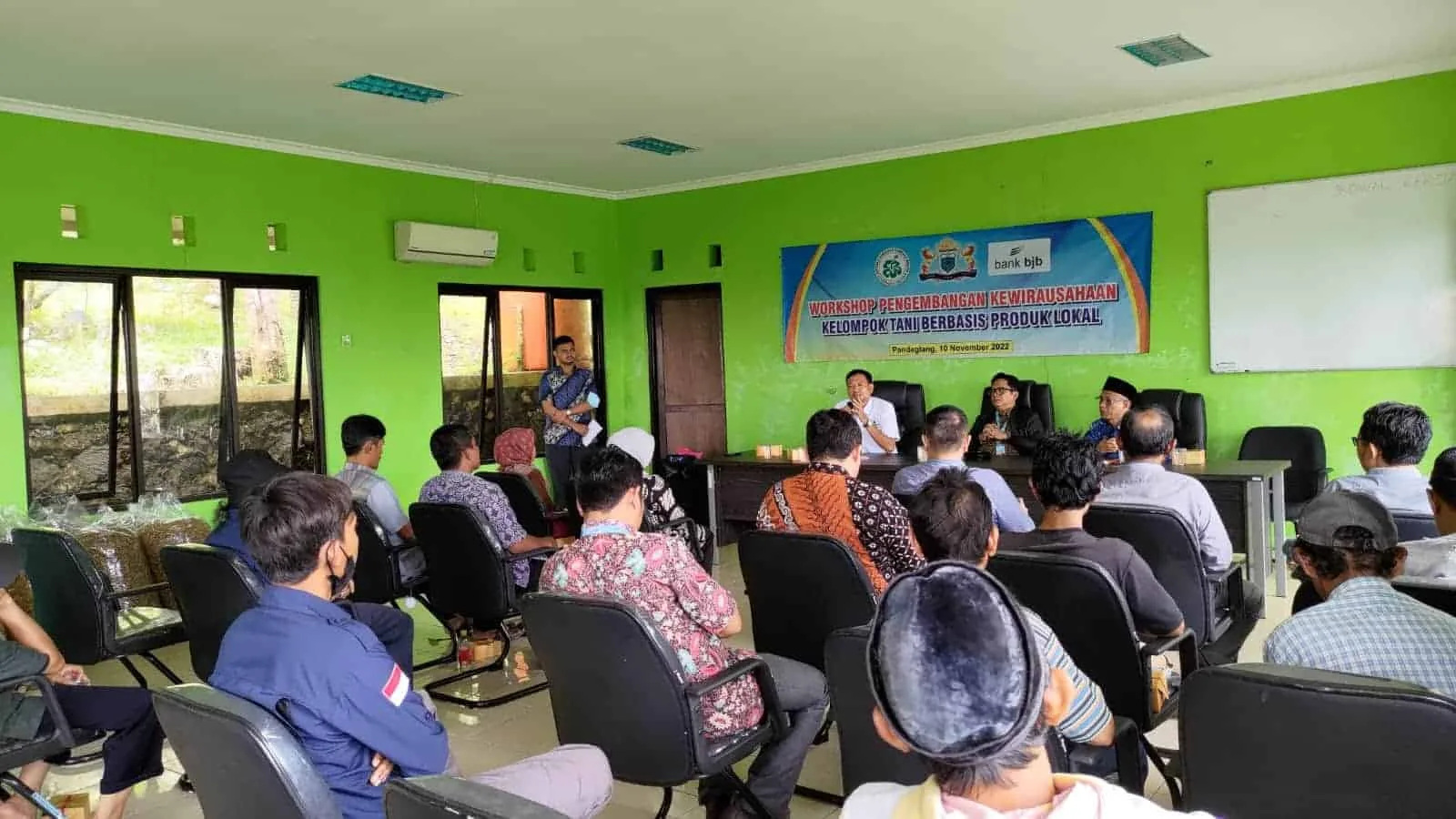 Ketua Kadin Pandeglang, Endi Fahrudin sedang memberikan sambutan diacara workshop bersama petani di Aula Gedung Pertanian Kelurahan Juhut, Kecamatan Karangtanjung, Kamis (22/11/2022). (ISTIMEWA)