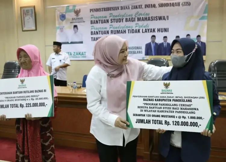 Bupati Pandeglang, Irna Narulita, secara simbolis menyerahkan bantuan dari Baznas Pandeglang, di Aula Setda Pandeglang, Rabu (16/11/2022). (ISTIMEWA)