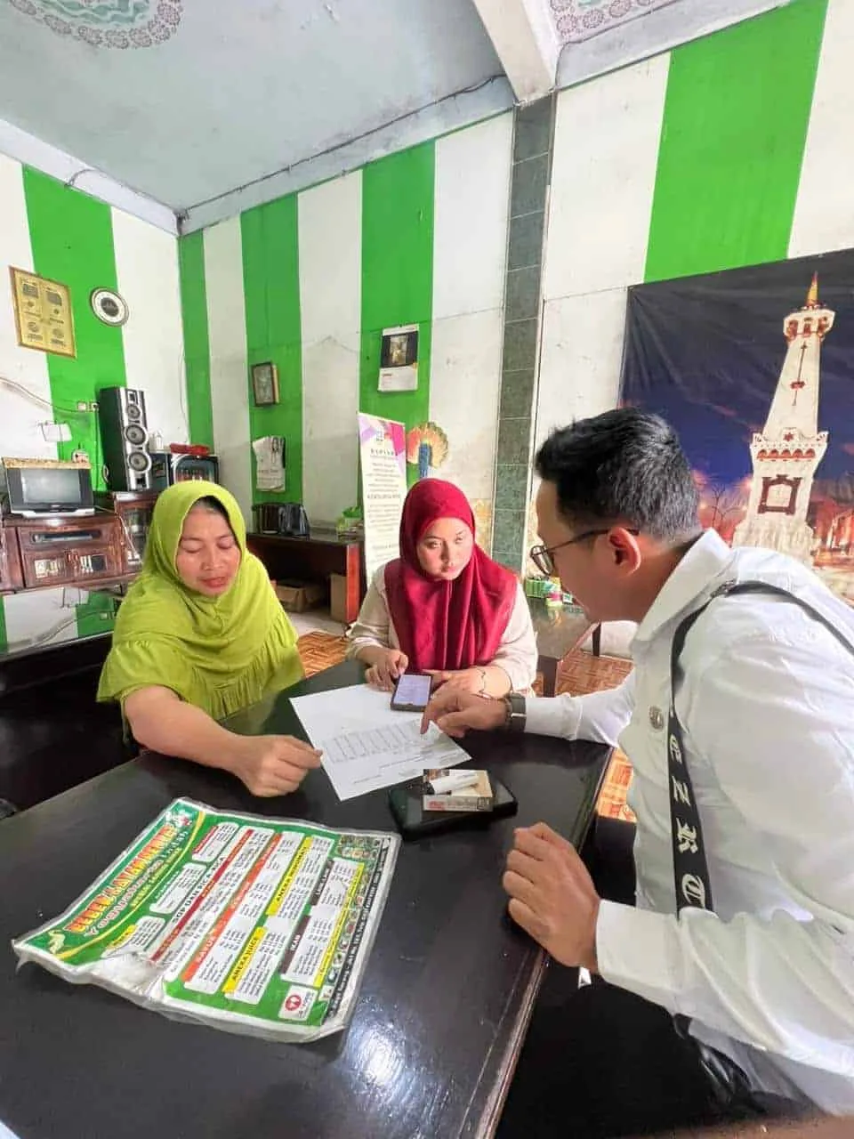 Petugas Bapenda Kabupaten Serang, tengah melakukan pemeriksaan terhadap wajib pajak. (ISTIMEWA)