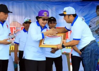 Wali kota Arief Terima Anugerah Kertaraharja dari PGRI