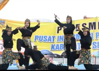 Sejumlah pesilat sedang tampil, bermain golok saat peresmian Pusat Informasi Pariwisata (PIP) Kabupaten Serang, Minggu (4/12/2022). (SIDIK/SATELITNEWS.COM)