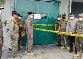 Anggota Dinas Satuan Polisi Pamong Praja (Satpol PP) Kabupaten Serang, kembali menertibkan Tempat Hiburan Malam (THM) Star Queen, di Jalan Lingkar Selatan (JLS), Kamis (29/12/2022). (SIDIK/SATELITNEWS.COM)