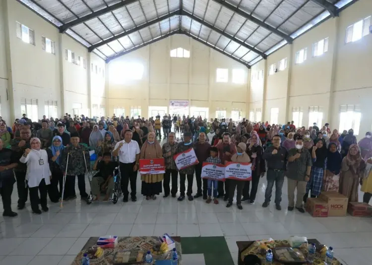 Usai menyerahkan bantuan, Pj Gubernur Banten Al Muktabar, foto bersama dengan para pejabat dan KPM, di salah satu Aula di Kabupaten Pandeglang, Minggu (4/12/2022). (ISTIMEWA)