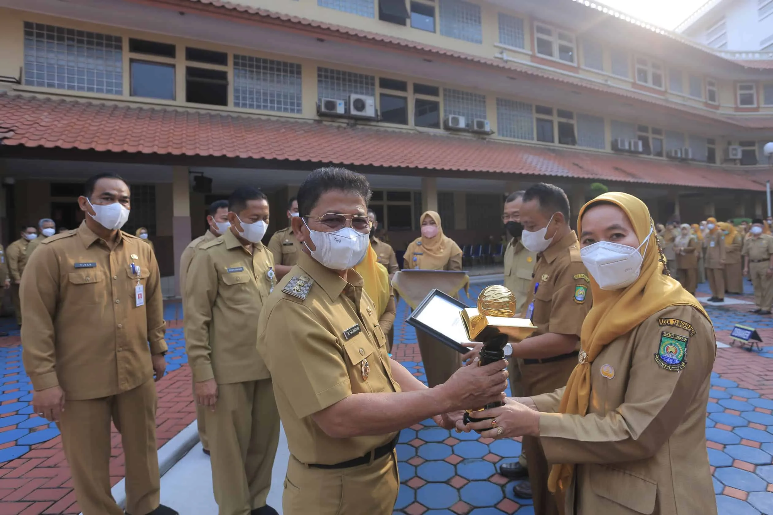 Sachrudin Berikan Penghargaan Adiwiyata Kepada Puluhan Sekolah