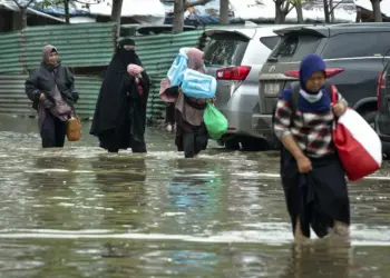 Banjir Rob Terjang Pantai Tanjung Pasir