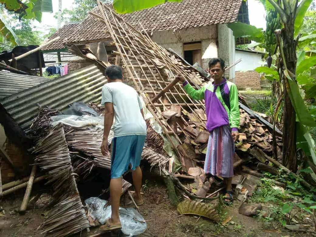 Rumah warga rusak berat diterjang angin kencang, bersamaan dengan guyuran hujan deras. Tak ada korban jiwa dalam musibah ini, hanya kerugian materil ditaksir mencapai puluhan juta rupiah. (ISTIMEWA)