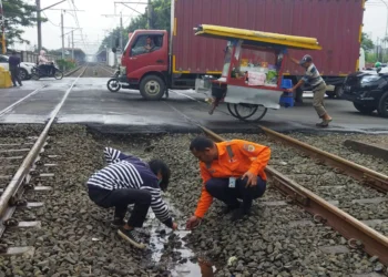 Pipa di Bawah Rel Bocor, Pasokan Air Mampet