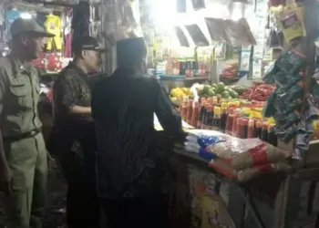 Kepala Dinas Koperindag Pandeglang dan jajarannya, sedang melakukan pengawasan harga dan stok barang, di Pasar Pandeglang, belum lama ini. (ISTIMEWA)