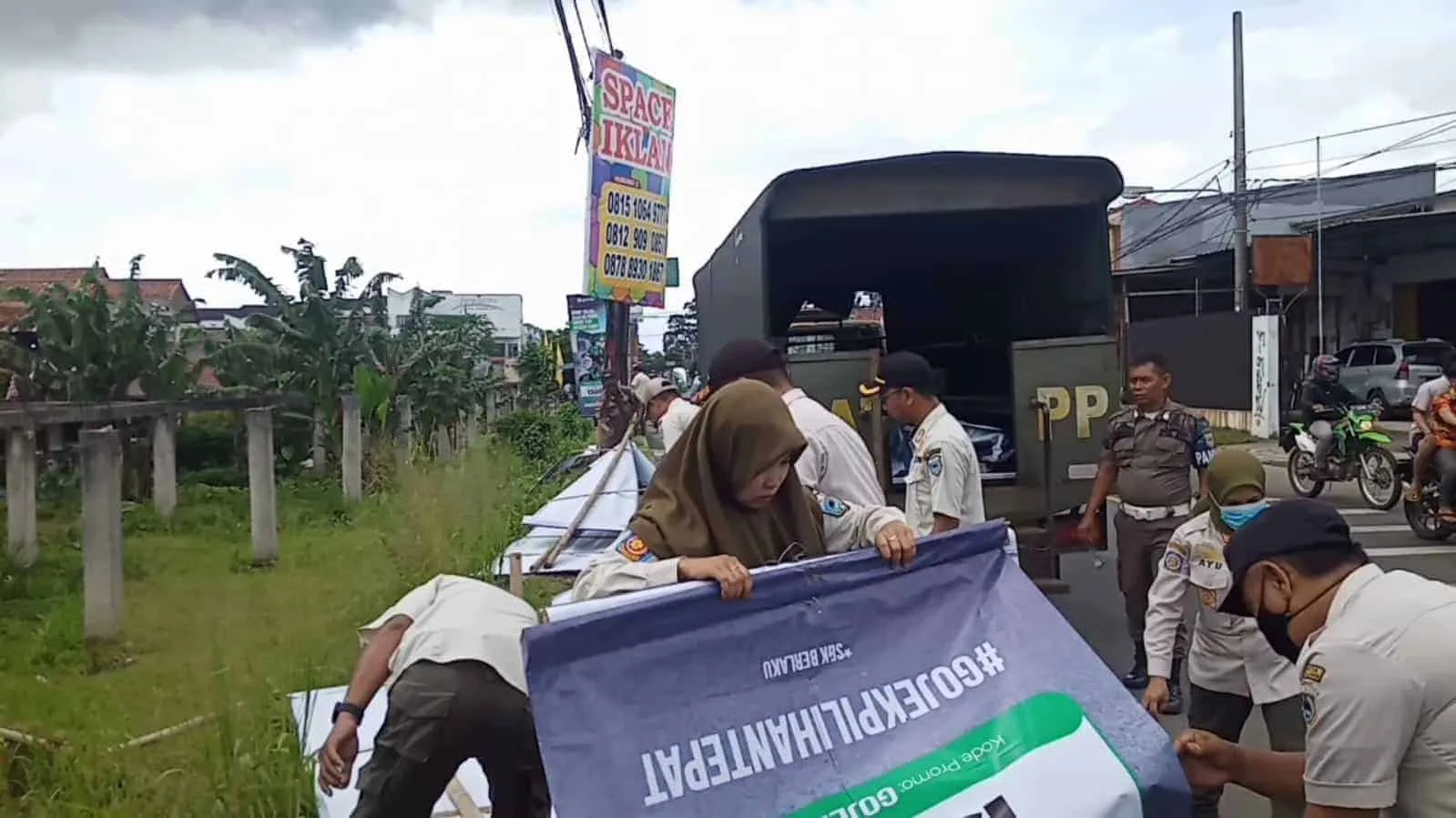 Anggota Satpol PP Pandeglang, menertibkan spanduk, baliho dan poster liar, yang dianggap melanggar peraturan perundang – undangan yang berlaku. (DOKUMEN/SATELIT NEWS)