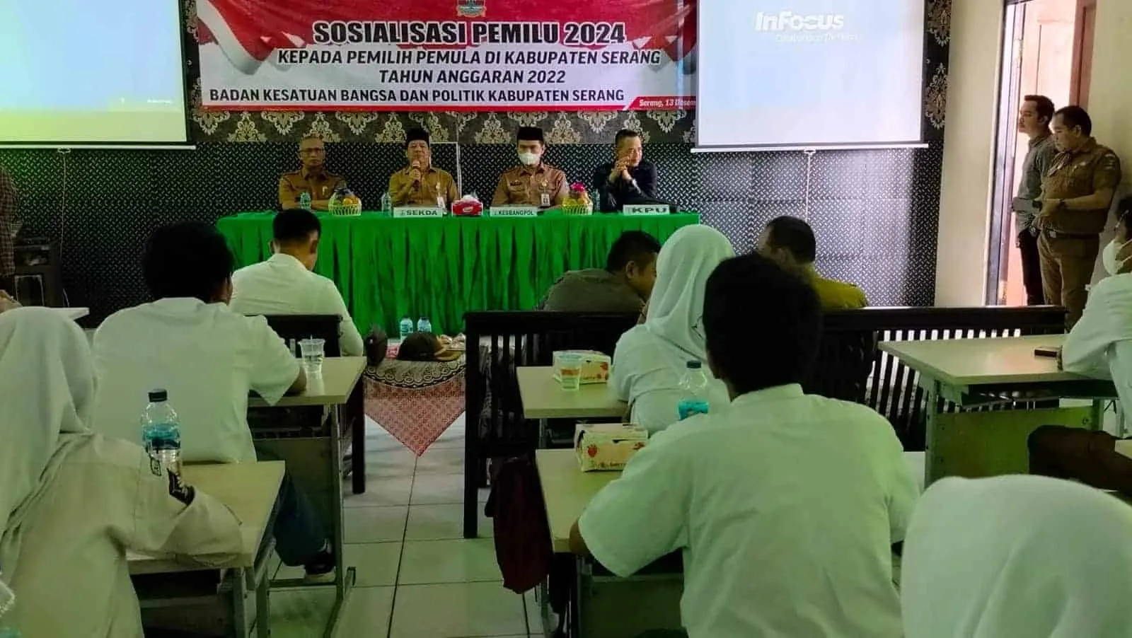 Badan Kesatuan Bangsa dan Politik (Kesbangpol) Kabupaten Serang, memberikan pemahaman terkait Pemilu terhadap para pelajar SMAN 1 Cikande. Agar mereka tidak Golput di Pemilu serentak 2024 mendatang. (ISTIMEWA)