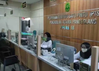 Para petugas pelayanan di Pengadilan Agama Pandeglang, sedang memberikan pelayanan kepada masyarakat, Rabu (7/12/2022). (ISTIMEWA)