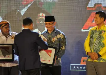 Andika Hazrumy terima penghargaan AKMY Award 2022. (ISTIMEWA)