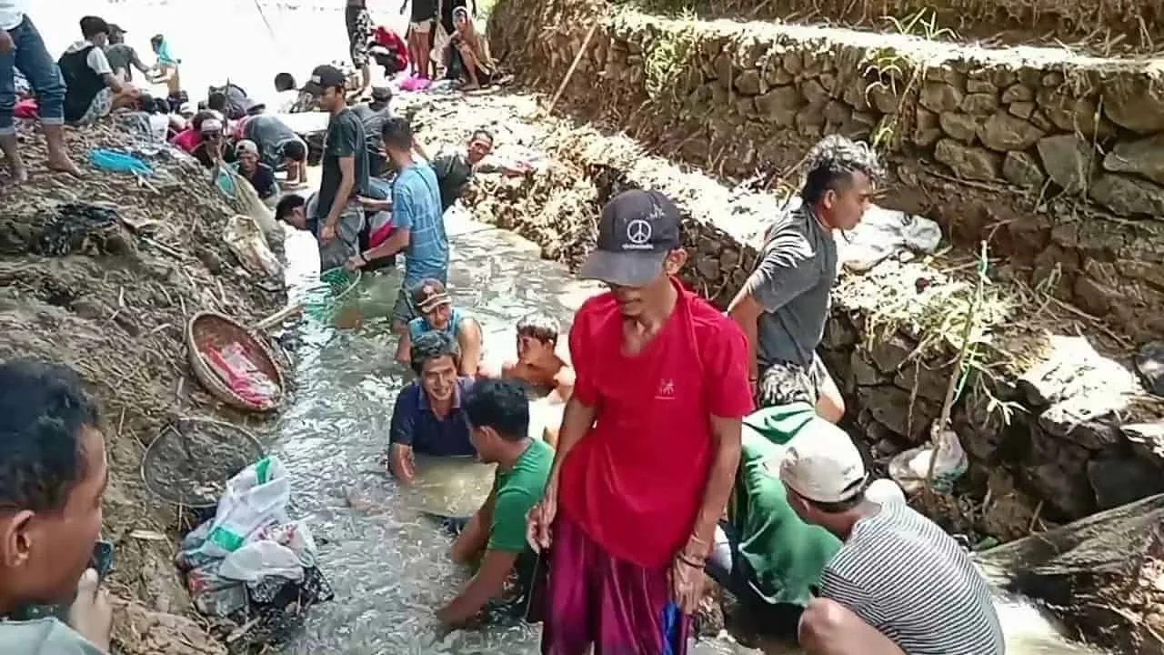 Warga sedang membersihkan ikan, hasil tangkapannya dari Sungai Ciujung, Kamis (1/12/2022). (SIDIK/SATELITNEWS.COM)