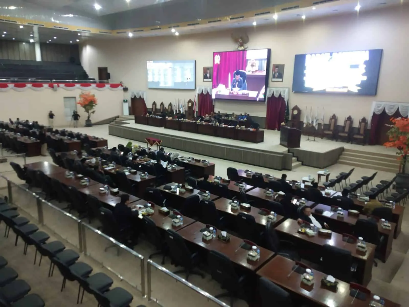 Rapat Paripurna tentang Jawaban PJ Gubernur Banten terkait Pandangan Umum Fraksi-fraksi tentang Penetapan Bank Pembangunan Daerah Banten Tbk sebagai Perseroda, Kamis (1/12/2022). (LUTFI/SATELITNEWS.COM)