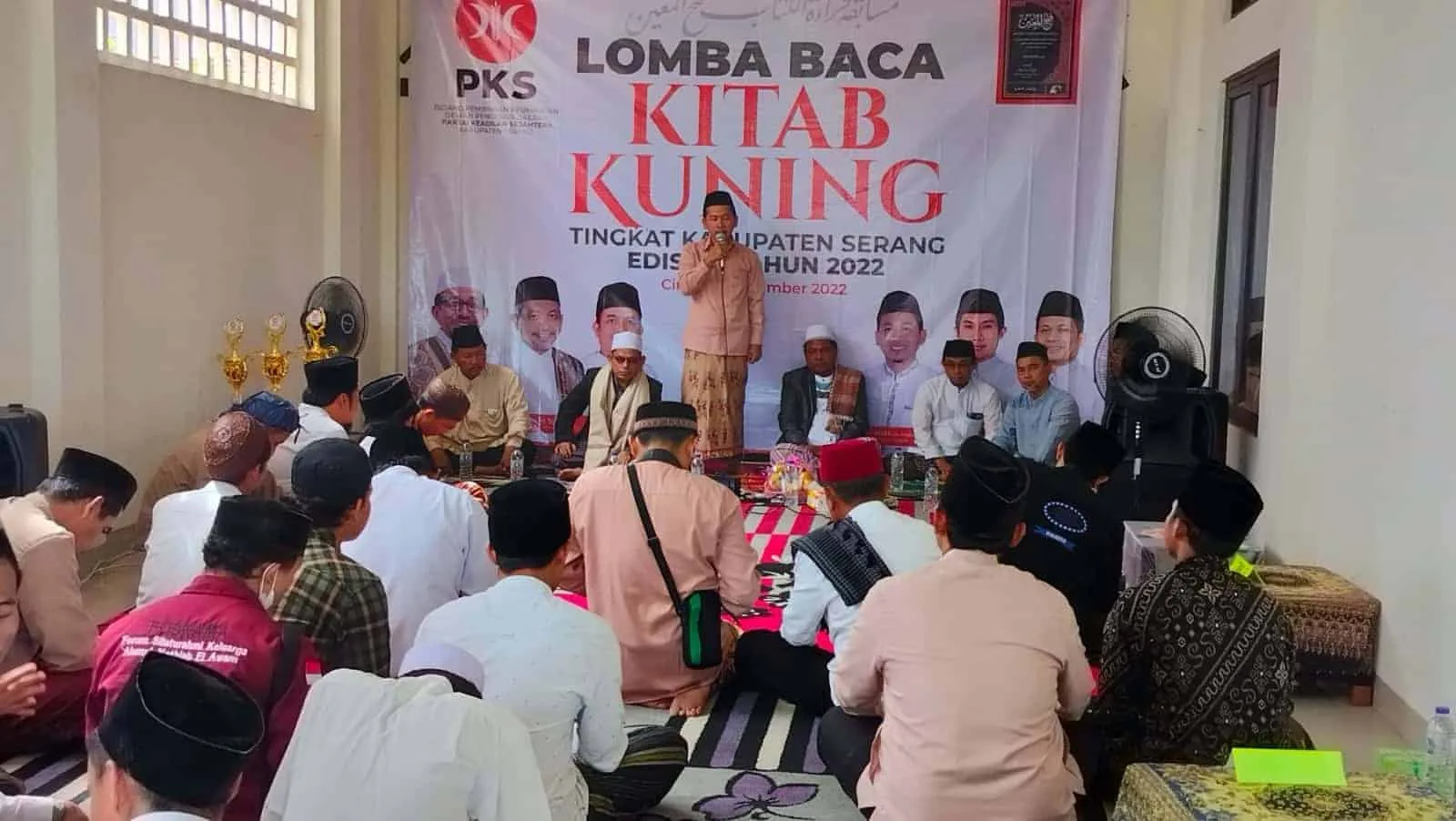 Puluhan Santri mengikuti Perlombaan Baca Kitab Kuning, yang digelar DPD PKS Kabupaten Serang, di Ciruas, Sabtu (3/12/2022). (SIDIK/SATELITNEWS.COM)