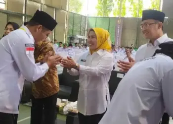 Bupati Serang Ratu Tatu Chasanah, bersalaman. (ISTIMEWA)