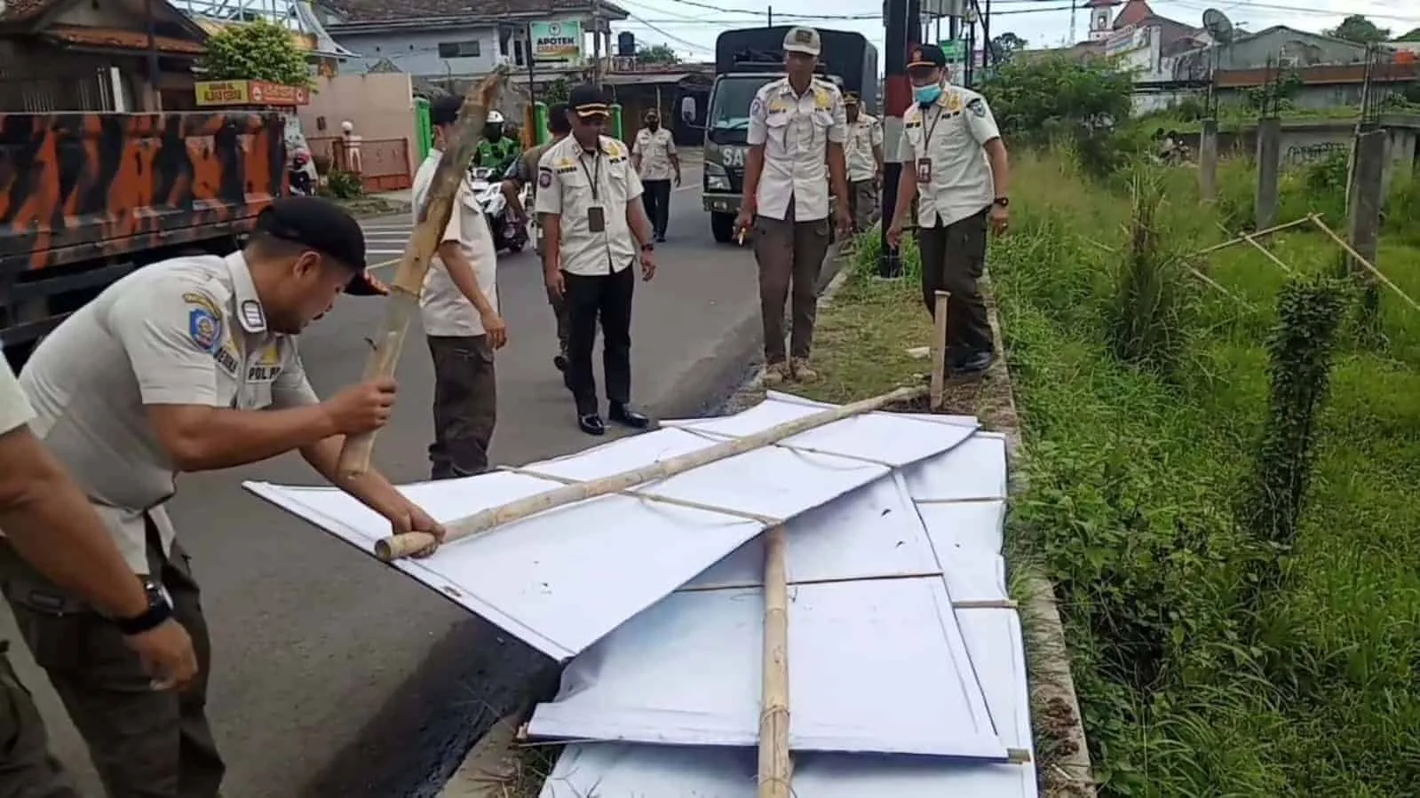 Sejumlah anggota Satpol PP Kabupaten Pandeglang, menertibkan baliho dan spanduk serta sejenisnya, di beberapa titik, Rabu (14/12/2022). (ISTIMEWA)