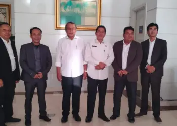 Wabup Serang Pandji Tirtayasa, berfoto bersama dengan jajaran direksi BPR Serang, Kamis (15/12/2022). (SIDIK/SATELITNEWS.COM)