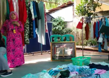 BAZAAR: Warga RW 06 Perumahan Ciledug Indah menggelar barang dagangan pada bazaar Peduli Cianjur. (AAN ARWANI/SATELITNEWS)