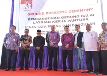 GROUNDBREAKING: Bupati Tangerang Zaki Iskandar bersama Ketua DPRD Kabupaten Tangerang, Kepala DTRB, Kepala DBMSDA, Kepala Disnaker saat menghadiri ground breaking ceremony pembangunan Gedung Balai Latihan Kerja Pantura di Kecamatan Kosambi, Kamis (29/12). (ISTIMEWA)