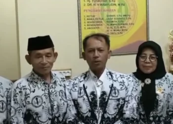 Para pengurus PGRI Pandeglang, sedang menyampaikan permohonan maaf. (ISTIMEWA)