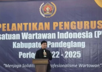 Achmad Dimyati Natakusumah, Anggota Komisi III DPR RI, orasi ilmiah tentang Peran Pers Diera Digitalisasi, usai pelantikan Pengurus PWI Kabupaten Pandeglang, di Pendopo Bupati, Selasa (6/12/2022). (MARDIANA/SATELITNEWS.COM)