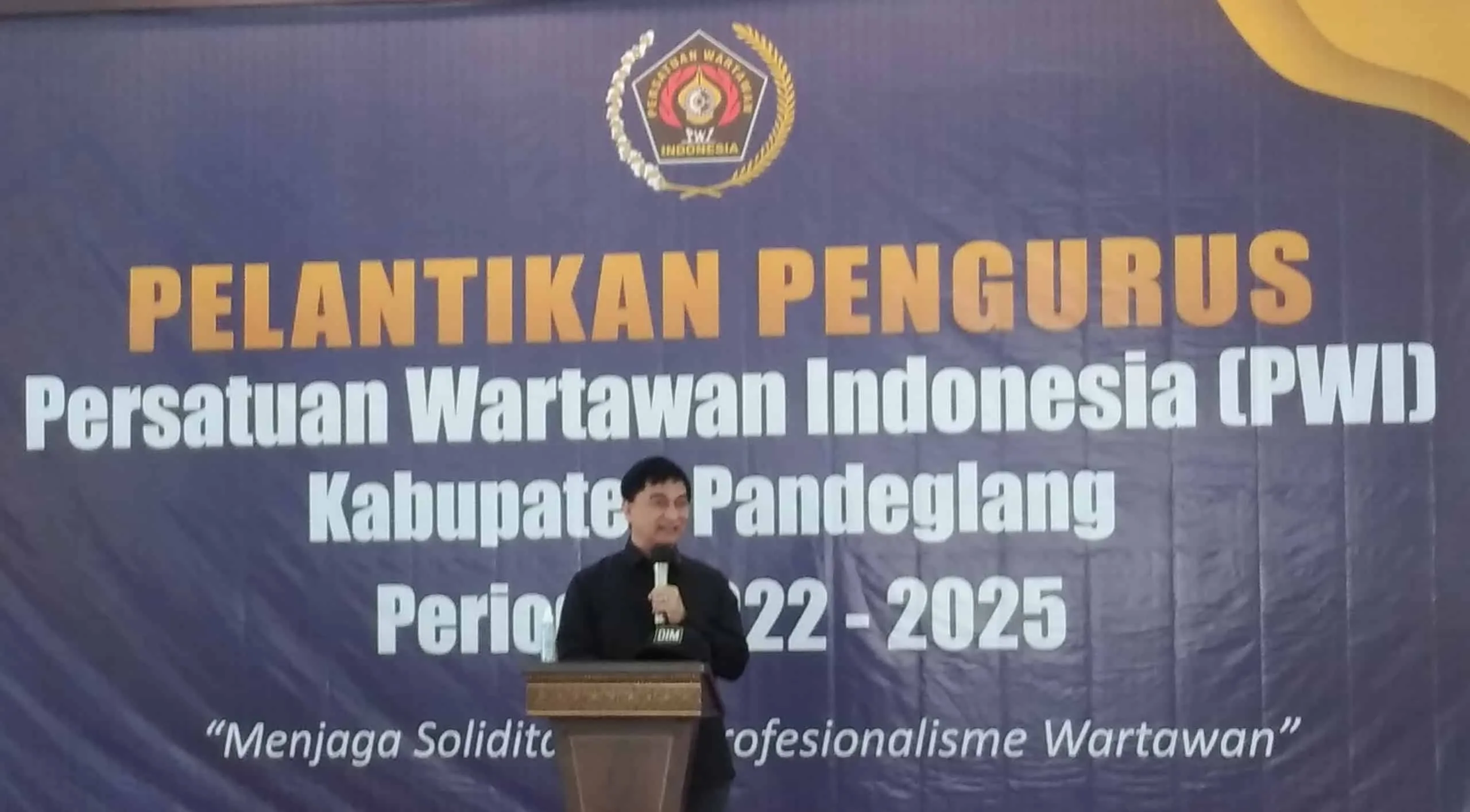 Achmad Dimyati Natakusumah, Anggota Komisi III DPR RI, orasi ilmiah tentang Peran Pers Diera Digitalisasi, usai pelantikan Pengurus PWI Kabupaten Pandeglang, di Pendopo Bupati, Selasa (6/12/2022). (MARDIANA/SATELITNEWS.COM)