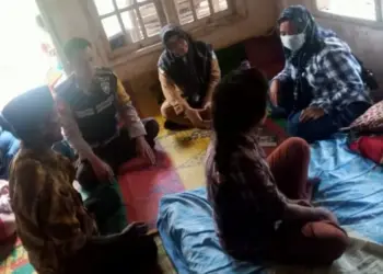 Aparat kepolisian dan para pihak terkait, menjenguk TKW yang diduga mendapat perlakuan kekerasan di Timur Tengah, belum lama ini. (ISTIMEWA)