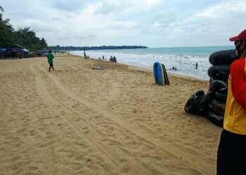 Anggota Balawista Banten berjaga di kawasan wisata pantai, di wilayah Banten. (ISTIMEWA)