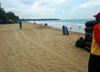 Anggota Balawista Banten berjaga di kawasan wisata pantai, di wilayah Banten. (ISTIMEWA)