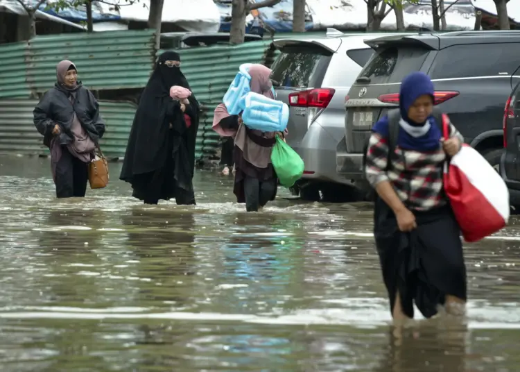 Foto Banjir Rob di Kawasan Pantai Tanjung Pasir Tangerang